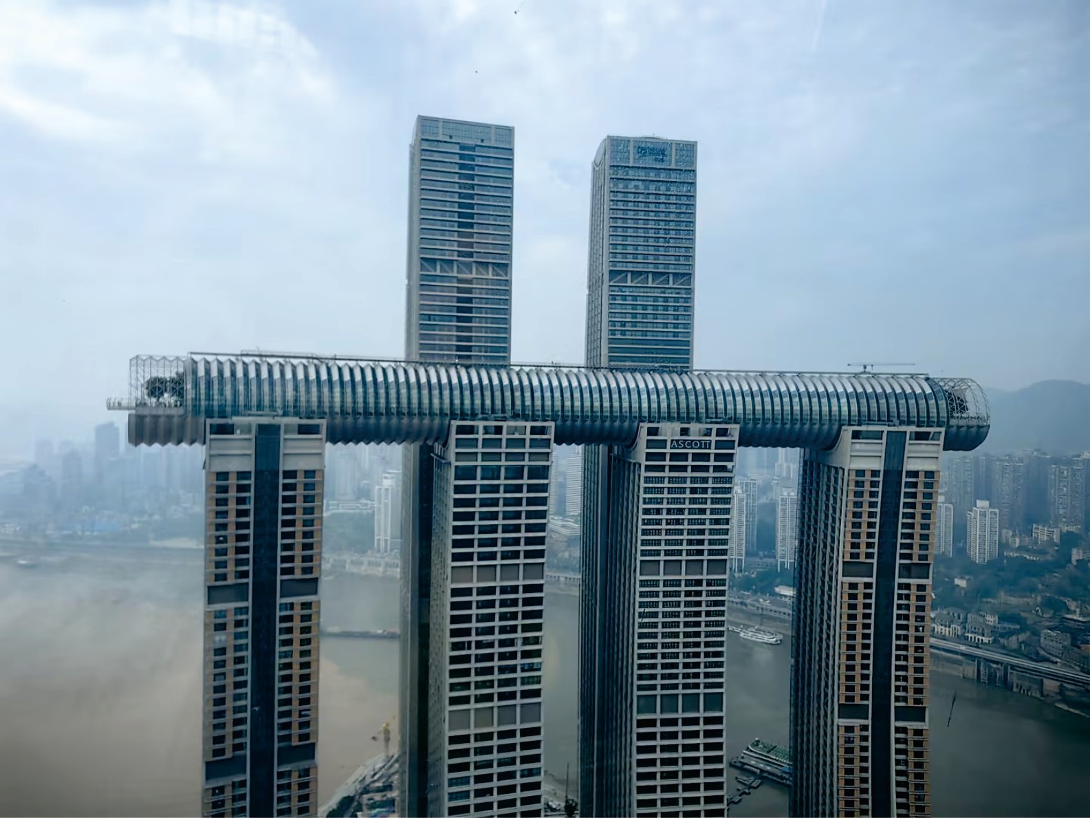 博鱼体育
高端建筑用管应用于中国新地标——重庆来福士，这是世界首座横向摩天大楼。(1).jpg